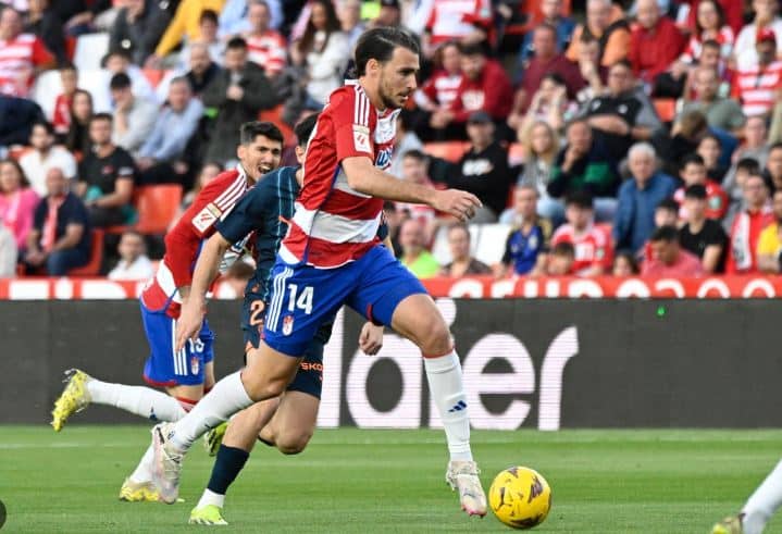 Soi Kèo Sevilla vs Granada: Cuộc Chiến Không Cân Sức?